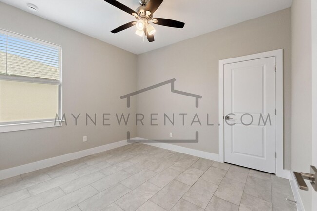 Building Photo - Deposit-Free! Get $1,000 OFF your first mo...