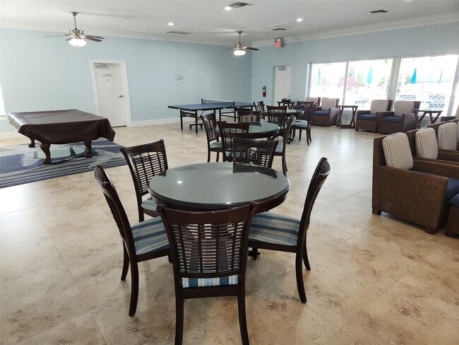 Building Photo - 6499 Bay Club Dr