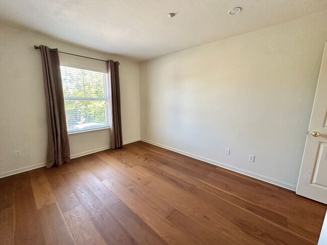 Building Photo - Large 5bd/3ba 3500sqft Home in Hamilton, Novato