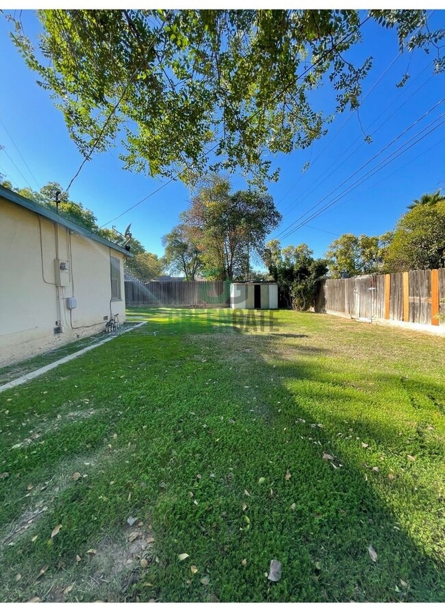 Building Photo - Reduced Rent -3 BEDROOM 1 BATH HOME IN MODESTO!!