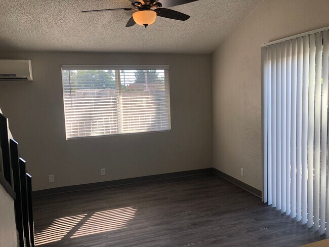 Building Photo - Updated 2 bedroom 1.5 bathroom duplex!