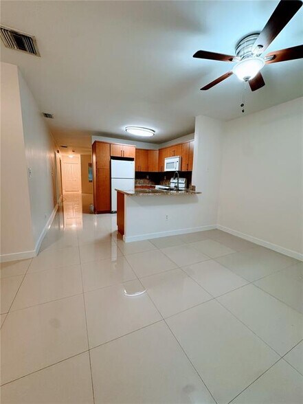Building Photo - 7610 NW 73rd Ter