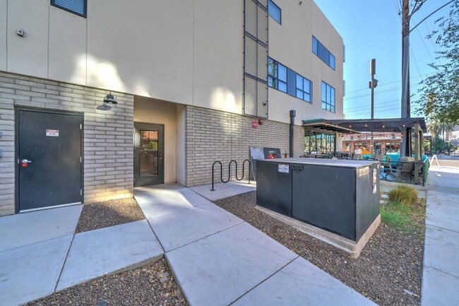 Building Photo - 504 E Roosevelt St