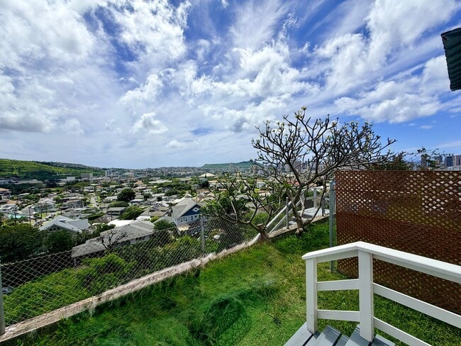 Building Photo - Remodeled studio residence with a panoramic view (Lower Manoa)
