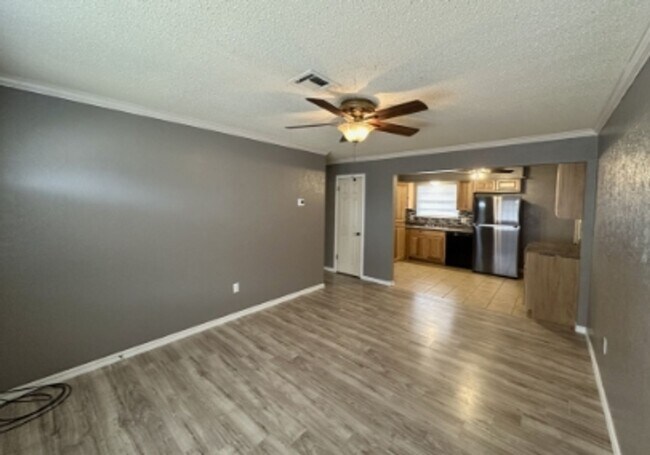 Building Photo - 4 bedroom