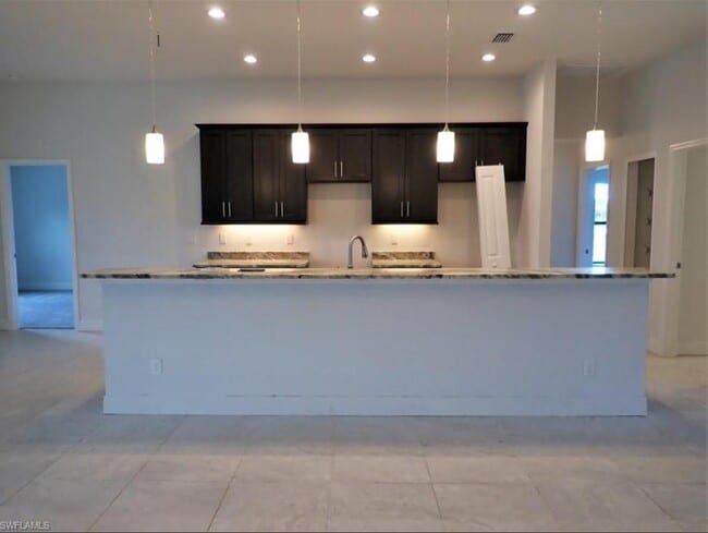 Building Photo - 815 SW 11th Ct