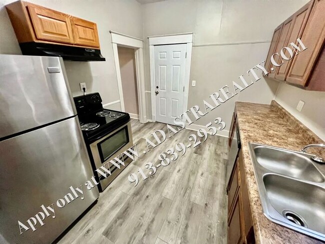 Building Photo - ADORABLE and CLEAN 2 Bed 1 Bath Home in KC...