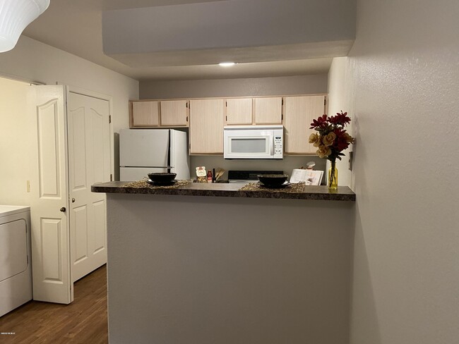 Building Photo - 5751 N Kolb Rd