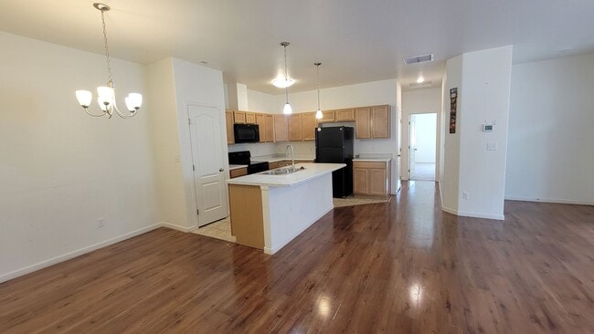 Building Photo - Modern Townhome with Views Near Mesa Mall