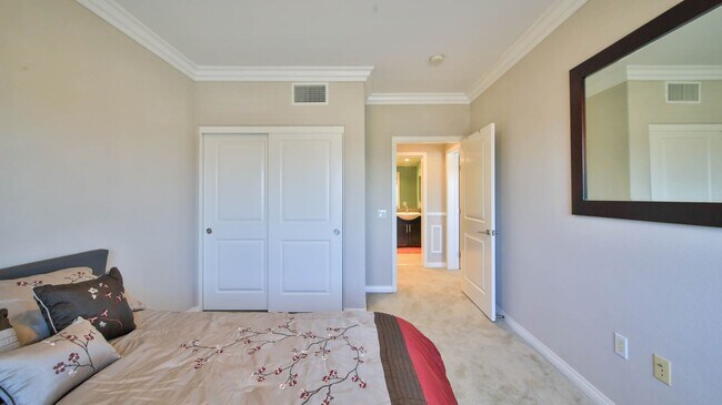 Building Photo - Beautiful 3 Bed/ 2.5 Baths Condo