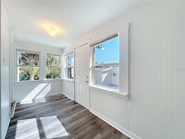 Building Photo - 944 18th Ave S