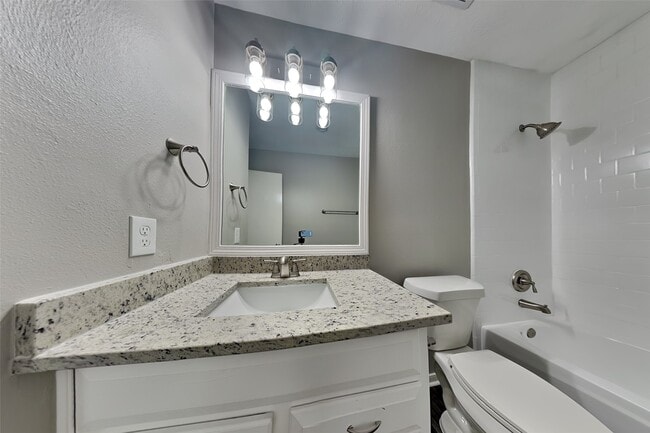Building Photo - 2211 Pincher Creek Dr