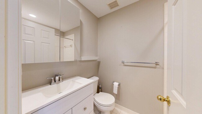Building Photo - 5615 Hampshire Ln