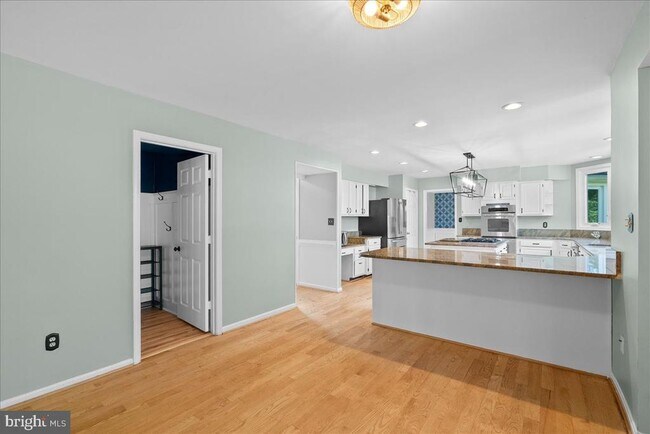 Building Photo - 8608 Oak Brook Ln