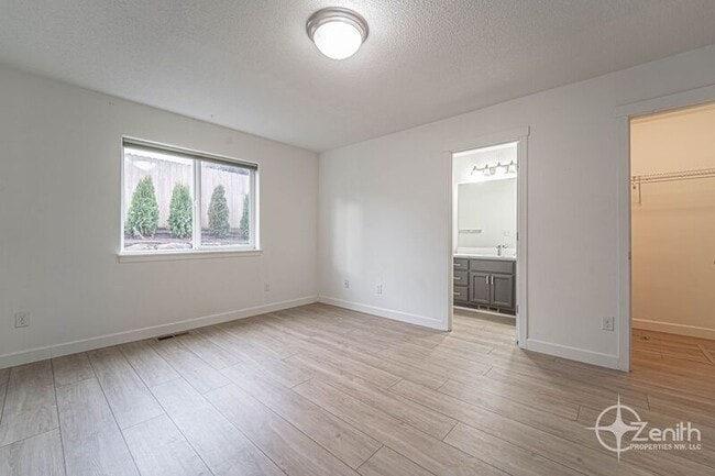 Building Photo - 10402 NE 67th Ave