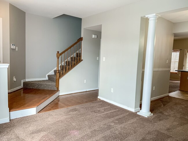 Building Photo - Inviting 3 Bed, 2.5 Bathroom Townhome in E...