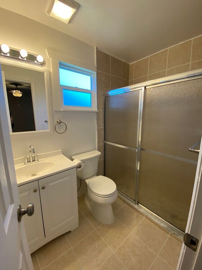 Building Photo - FULLY RENOVATED and spacious 4-bedroom, 2-...