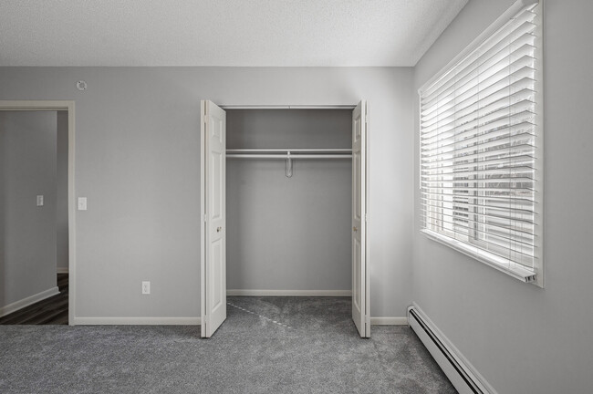 Building Photo - Rosco Apts-2720