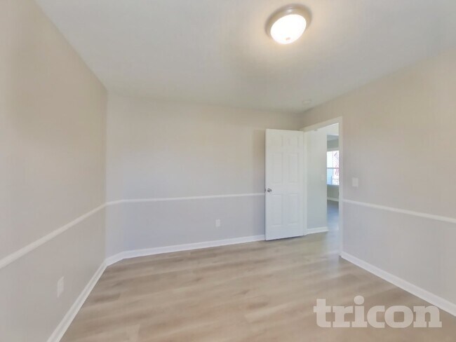 Building Photo - 362 Park Ct N