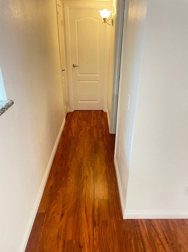 Building Photo - Great One Bedroom Condo w/ A/C