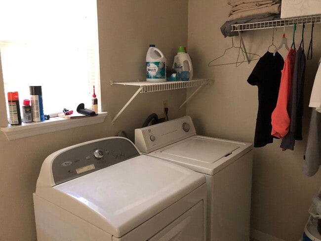 Building Photo - Two Bedroom Townhouse with Fully Fenced Yard and Vinyl Plank throughout!