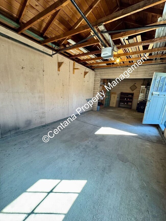 Building Photo - Huge 3 bedroom house with 2 bonus rooms an...