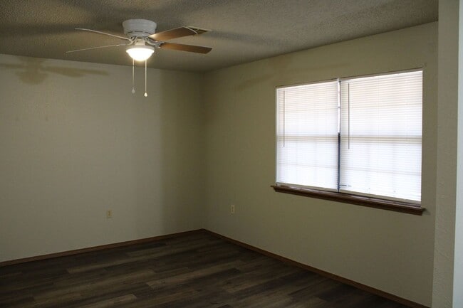 Building Photo - Newly Updated With Fresh Paint, Flooring & Countertops Throughout!