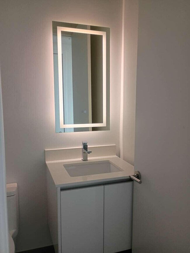 Building Photo - 220 Lake Shore Dr