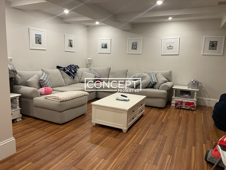 Building Photo - 2044 Beacon St