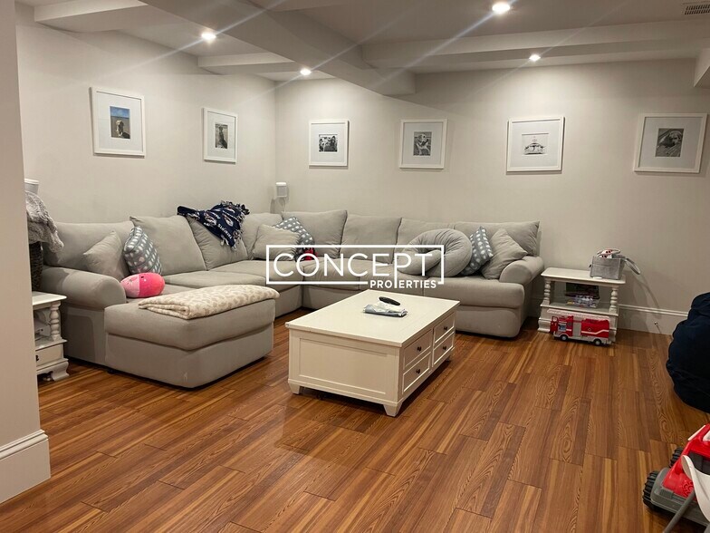 Building Photo - 2045 Beacon St