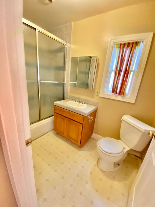 Building Photo - Adorable Home in Mid-town Sacramento!