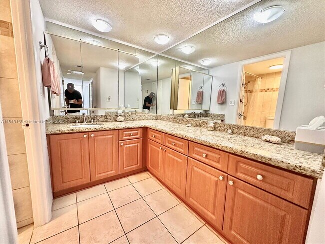 Building Photo - 6039 Collins Ave