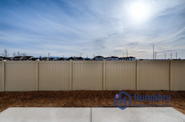 Building Photo - 4 bedroom, 2 bathroom, 2 car garage.