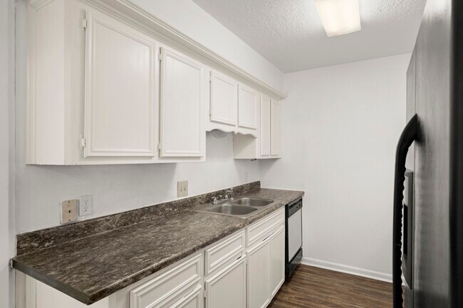 Building Photo - 3004 Manor Ln