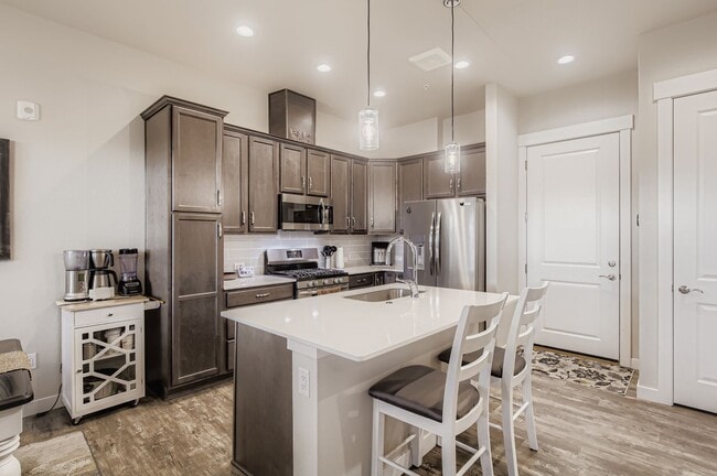 Building Photo - 808 Schlagel St