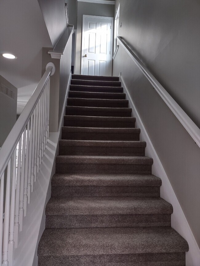 Building Photo - 5585 Woodruff Shore Dr