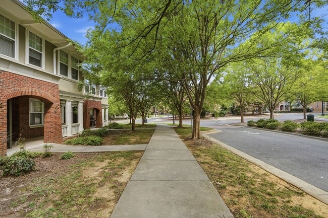 Building Photo - Uptown Charlotte Townhome with Dual Primary Suites