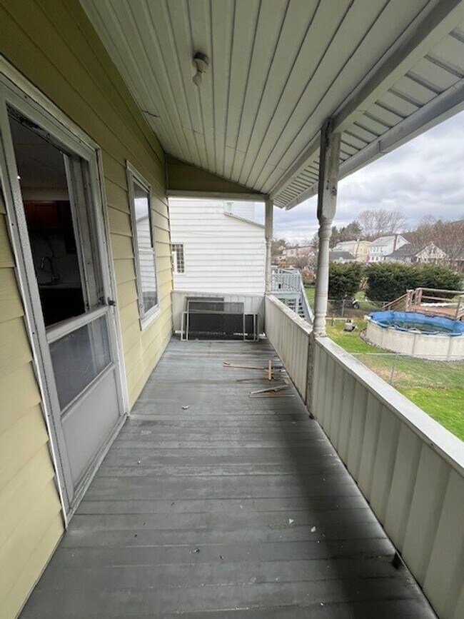 Building Photo - 3-4 bedroom, 2 bathroom