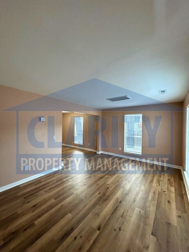 Building Photo - Convenient 3-Bedroom, 2-Bath Home in a Cen...