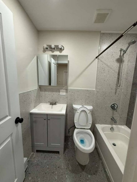 Building Photo - 356 S 6th St