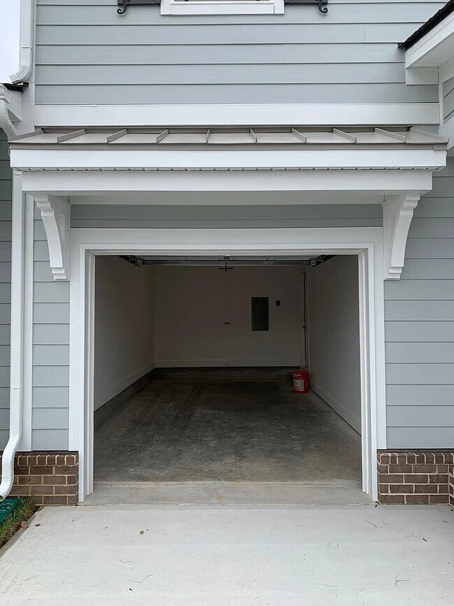 Building Photo - 2043 Orangery Dr