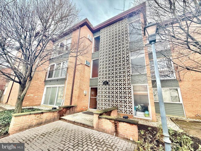 Building Photo - 720 W Glebe Rd