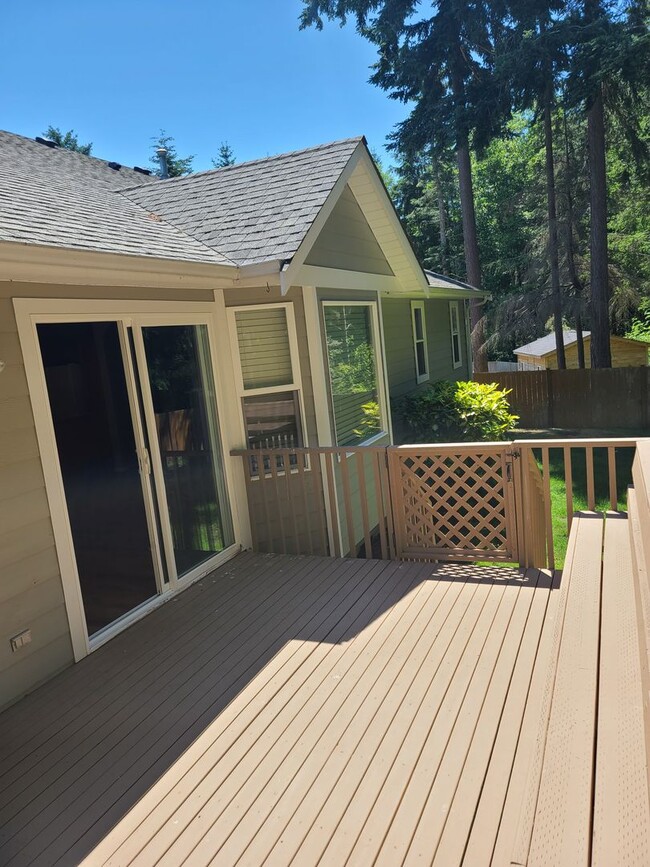 Building Photo - 2056 Doe Dr