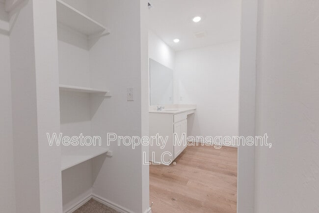Building Photo - 5901 Bradford Pear Ln
