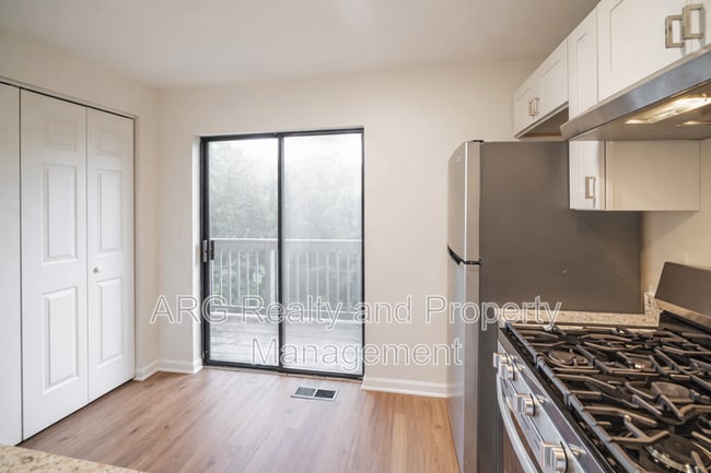 Building Photo - 7042 Oakhill Cir