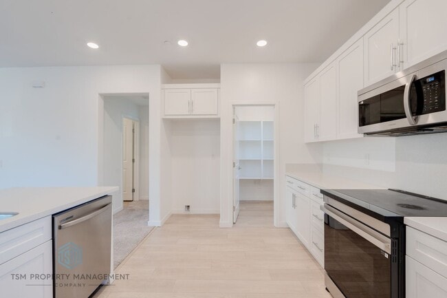 Building Photo - 4 Bed 3.5 Bath Detached House in South El Monte!