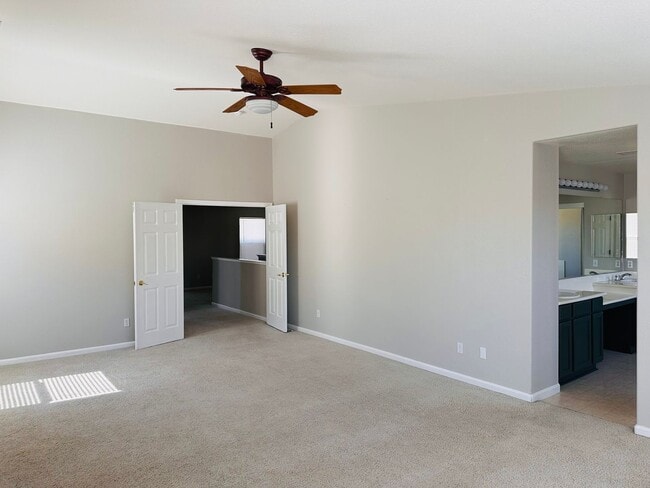 Building Photo - Full Bedroom and Bathroom Downstairs