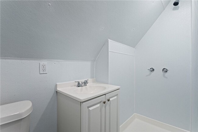 Building Photo - Beautiful Renovated 5 Bedroom House!