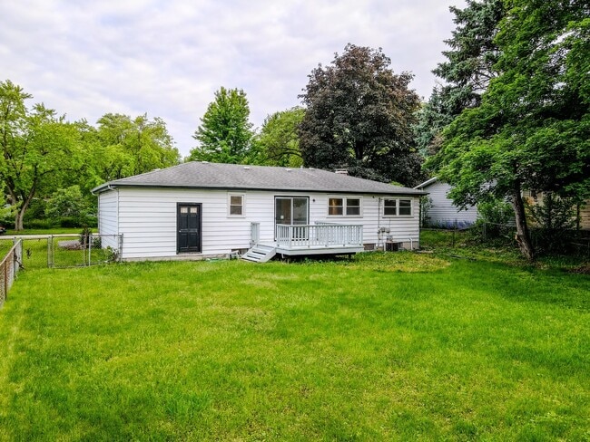 Building Photo - 30W162 Claymore Ln