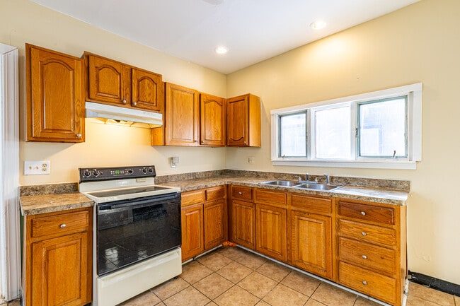 Building Photo - 447 Hawley St